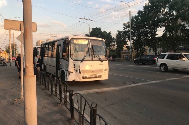 В результате столкновения двух автобусов в Омске пострадали три человека