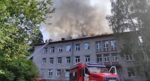 МЧС: Предварительной причиной пожара в больнице Новосибирска стало короткое замыкание