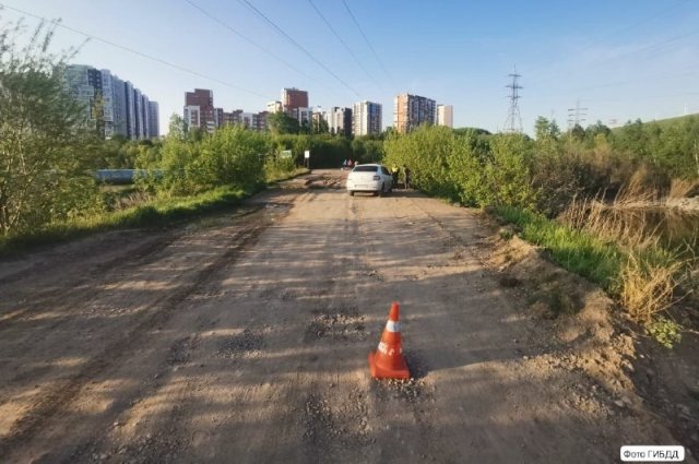 Во время движения автомобиля в Иркутске 8-летняя девочка выпала из салона