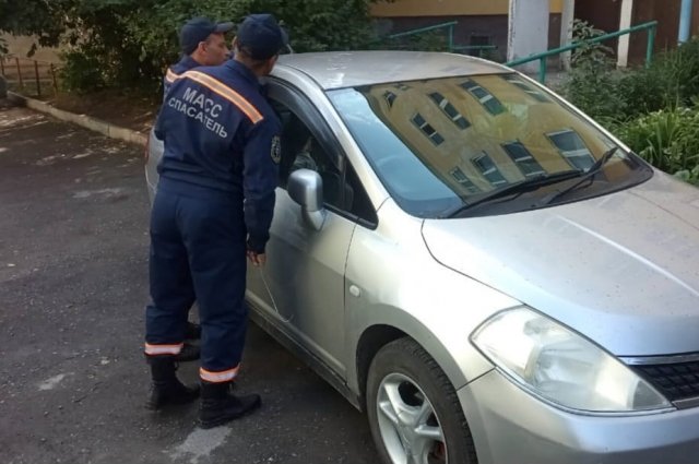 В Октябрьском районе Новосибирска ребенок оказался заблокированным в машине