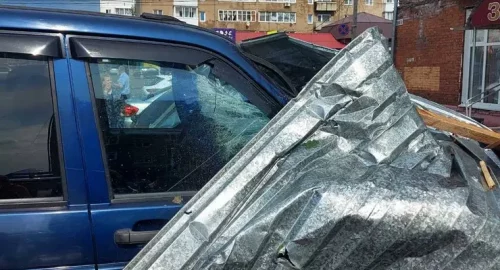 В Боготоле Красноярского края штормовой ветер повредил более 30 автомобилей