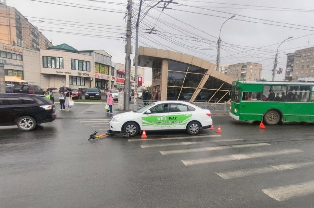 В Новосибирске автомобиль Nissan Almera сбил 20-летнего парня на самокате