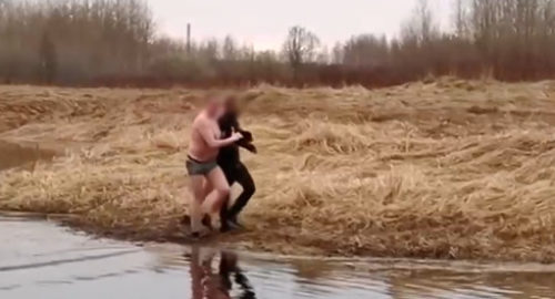 На Урале полицейские разделись и пустились вплавь за наркозакладчиком