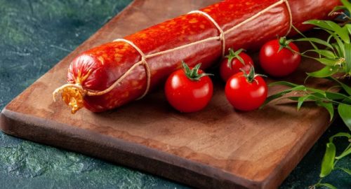 В Тюмени за месяц колбаса и сосиски подешевели более чем на 50 рублей