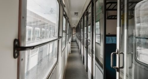 Пьяный мужчина в поезде Барнаул — Адлер зарезал пассажиров