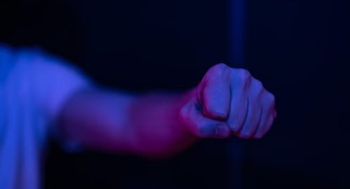 В Красноярске на отца-алкоголика завели уголовное дело по факту истязания дочери