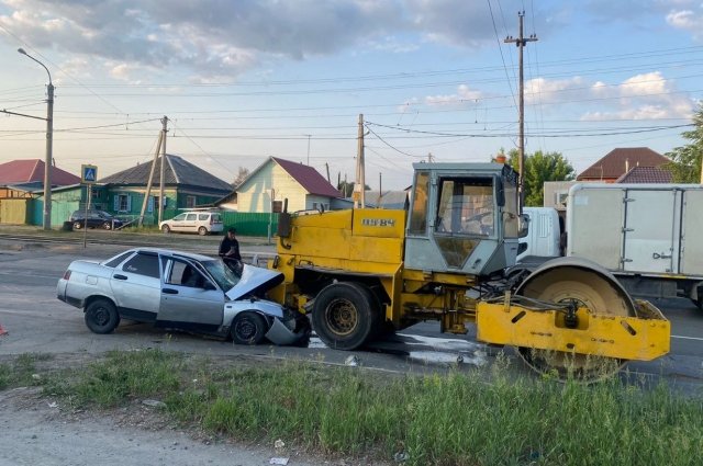 В Новосибирске автомобиль ВАЗ врезался в дорожный каток