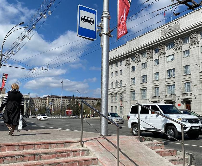 У здания мэрии Новосибирска установили пандус, подъём которого упирался в столб