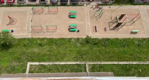 В красноярском микрорайоне Солнечный ребёнок выпал из окна восьмого этажа и выжил