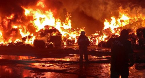 В Омске загорелся производственный цех площадью 300 квадратных метров