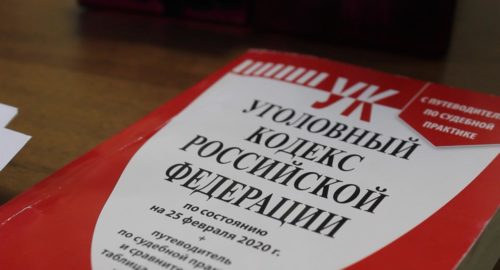 Красноярцу назначили работы за избиение подростка из-за длинных волос