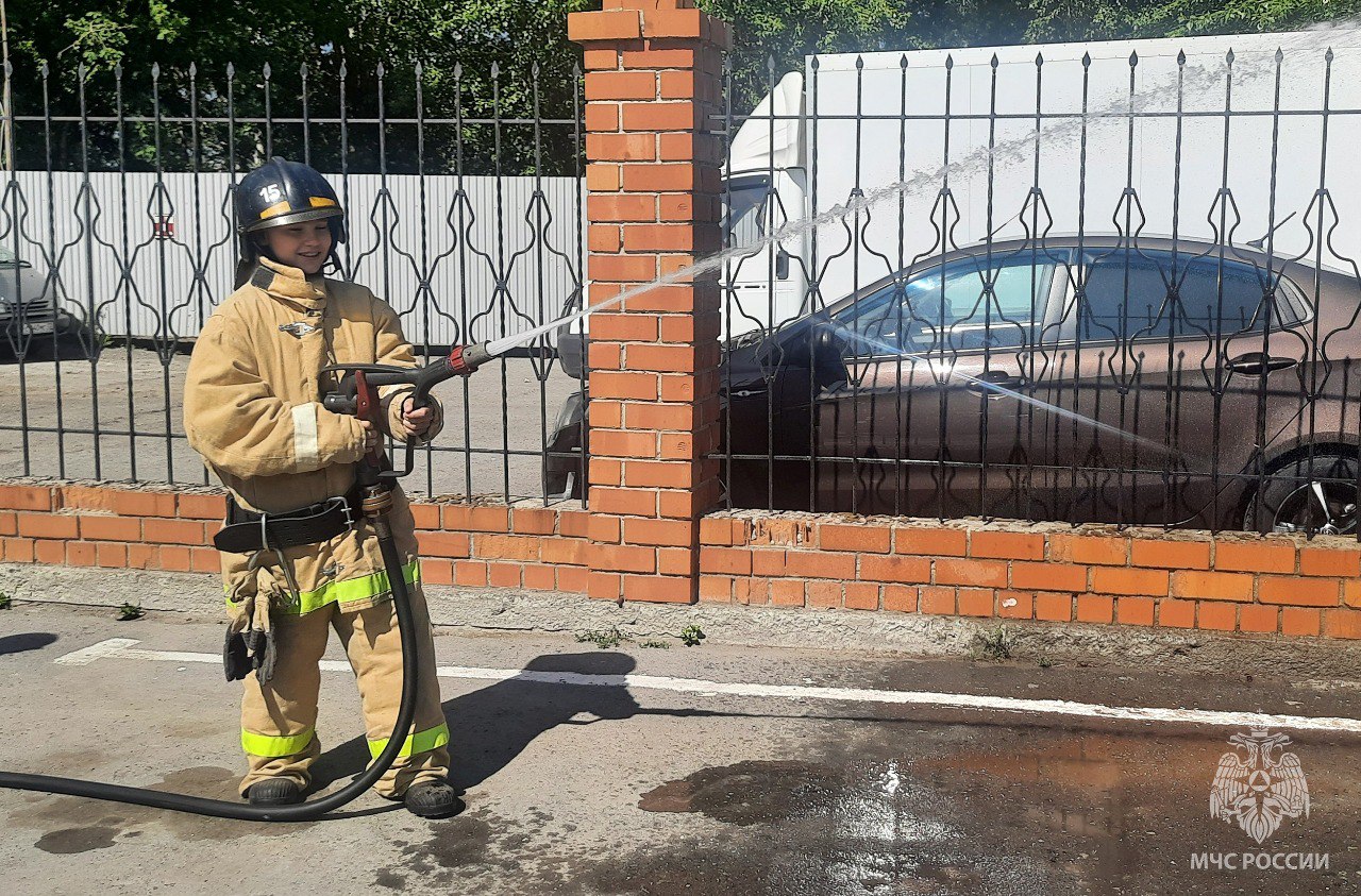 В Тюмени отважного пятиклассника наградили за помощь в тушении пожара