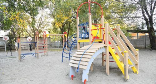 Дети Лабытнанги до начала сентября получат новые и безопасные площадки