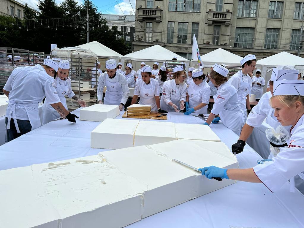 Торт массой 1030 килограммов был изготовлен в Новосибирске в День города