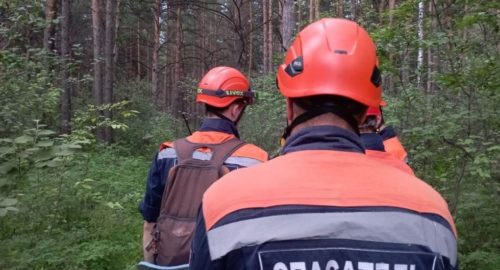 На улице Новосибирска мужчина оказался в яме по грудь