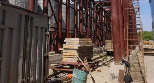 На Алтае строитель упал с восьмого этажа во время работы