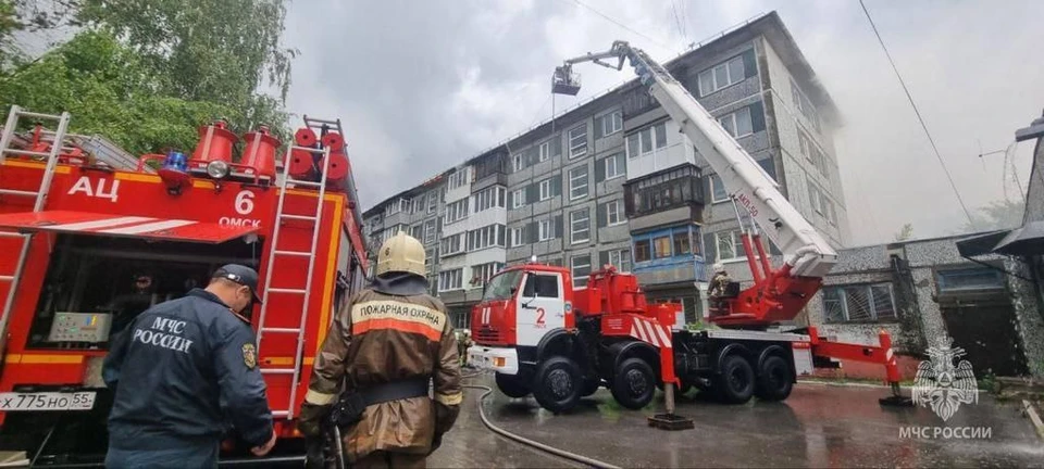 В Омске произошел пожар в жилом доме на улице Волгоградской