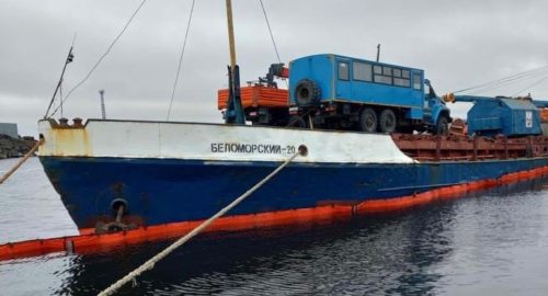 На севере Красноярского края в морском порту Диксон затопило теплоход