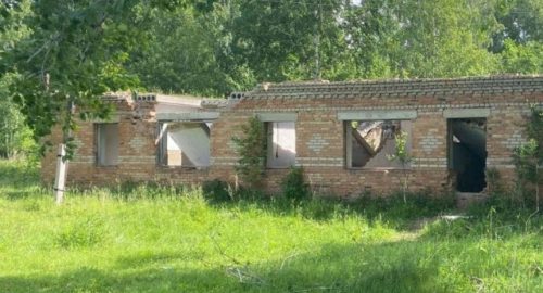В Красноярске снесли заброшенное здание, в котором погиб 14-летний подросток