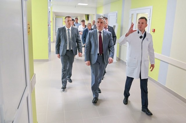 Губернатор Тюменской области проверил выполнение капремонта поликлиники Викуловской районной больницы