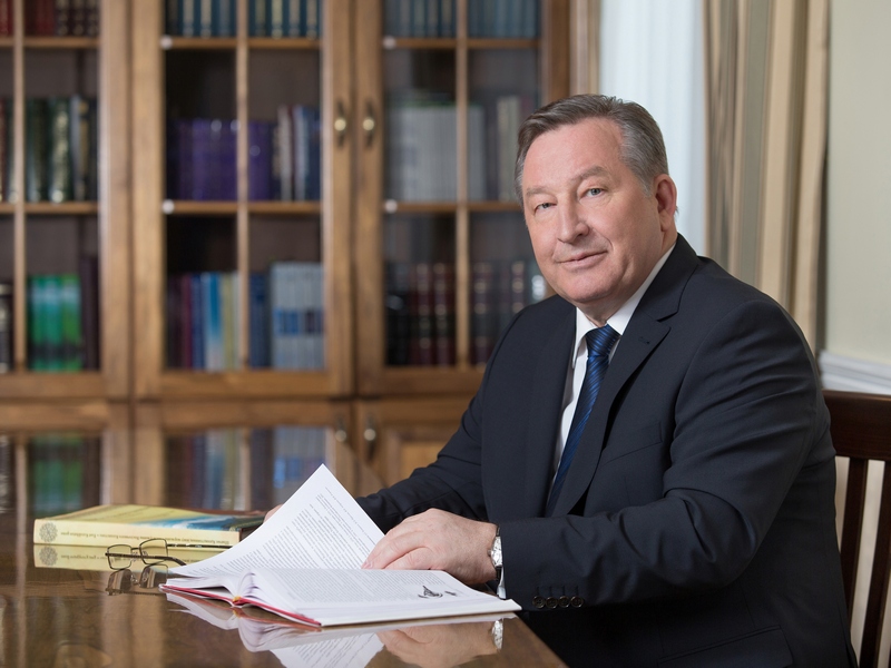 РБК: Александр Карлин в сентябре может покинуть пост сенатора от Алтайского края