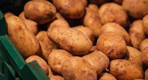 За неделю в Кузбассе выросли в цене огурцы и картофель