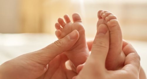 В Новосибирске 14-летняя школьница родила ребенка от уголовника