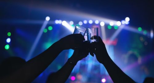 В Барнауле неизвестный разбил бутылку о голову девушке после отказа заняться с ним сексом