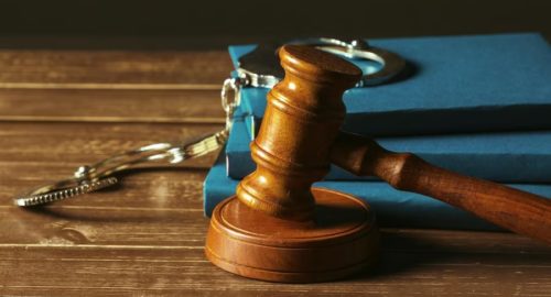 Четырех судебных приставов задержали в Новосибирской области