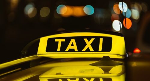 В Новосибирске 30-летний пассажир ограбил таксиста на пять тысяч рублей, угрожая ножом