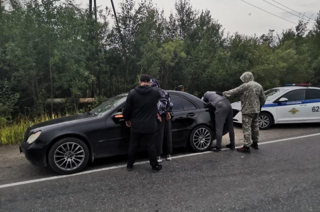 В Стрежевом сотрудники полиции задержали мужчин, перевозивших 189 свертков с гашишем и мефедроном