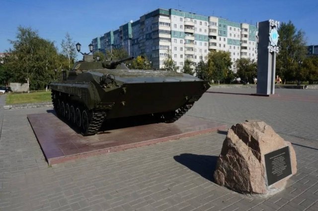 В Новосибирске на бульваре Победы обнаружена бесхозная военная техника и стела
