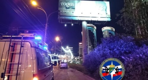 В Новосибирске 22-летний мужчина залез на рекламный щит