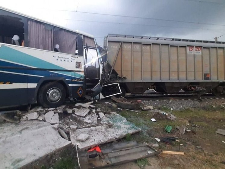 В Алтайском крае один человек погиб при столкновении грузового поезда с автобусом