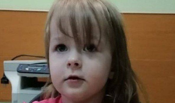 В Красноярске на улице Тельмана нашли 2-летнюю девочку с фиолетовыми тапочками