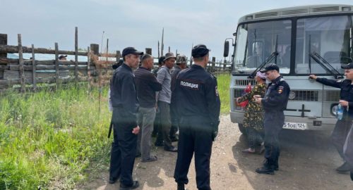 Мигрантам в Новосибирске запретили свистеть и слушать громкую музыку