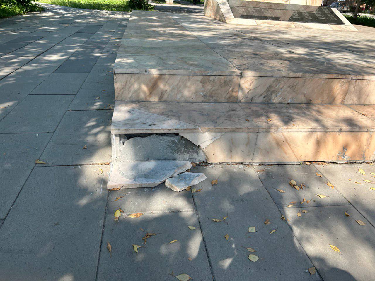 В Красноярском крае подростки на самокатах повредили мемориал «Скорбящей матери»