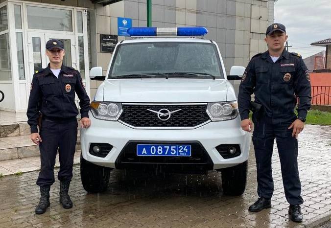 В Красноярском крае полицейские с помощью троса достали женщину из покорёженной машины (видео)