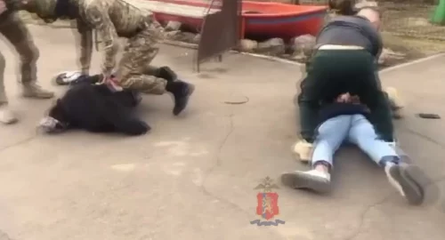 Полицейские в Красноярске задержали двух наркозакладчиков-иностранцев
