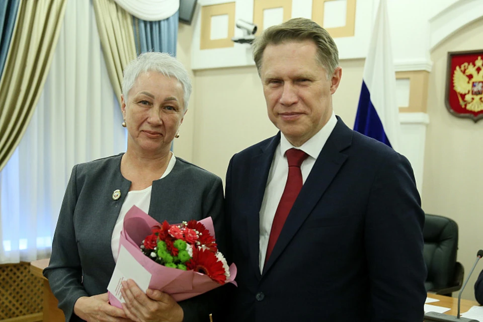 Министр здравоохранения Мурашко вручил награды алтайским медикам