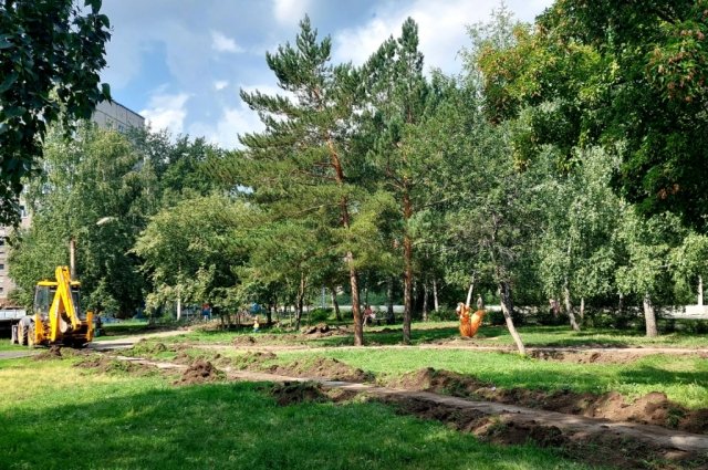 В Индустриальном районе Барнаула началось благоустройство зеленого уголка