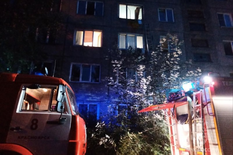 В Красноярске во время ночного пожара из дома эвакуировали 152 человека