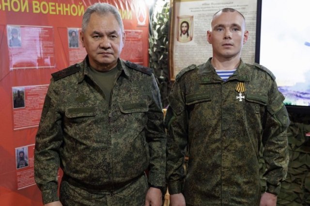 Шойгу наградил разведчика из Томска Сергея Рябко Георгиевским крестом
