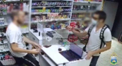 В Тюмени мужчина с ножом ворвался в магазин электронных сигарет на улице Холодильной