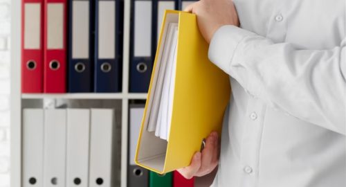 В Тюмени выпускник случайно отправил документы для поступления в вуз на свалку