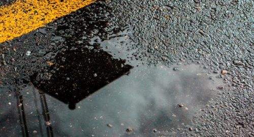 В Новокузнецке на улице Сеченова произошел прорыв трубопровода