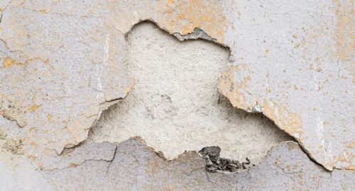 В Новосибирске на Большевистской с балкона многоэтажки обрушилась штукатурка