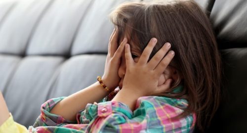Новосибирские спасатели освободили ребенка из горшка
