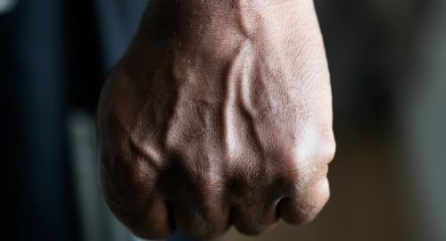 Парень в Барнауле до смерти избил пенсионера на парковке