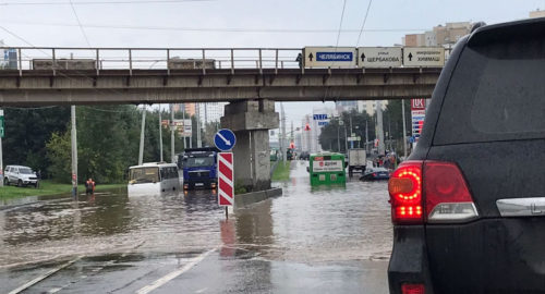 В Екатеринбурге образовалась огромная пробка на улице Щербакова из-за потопа
